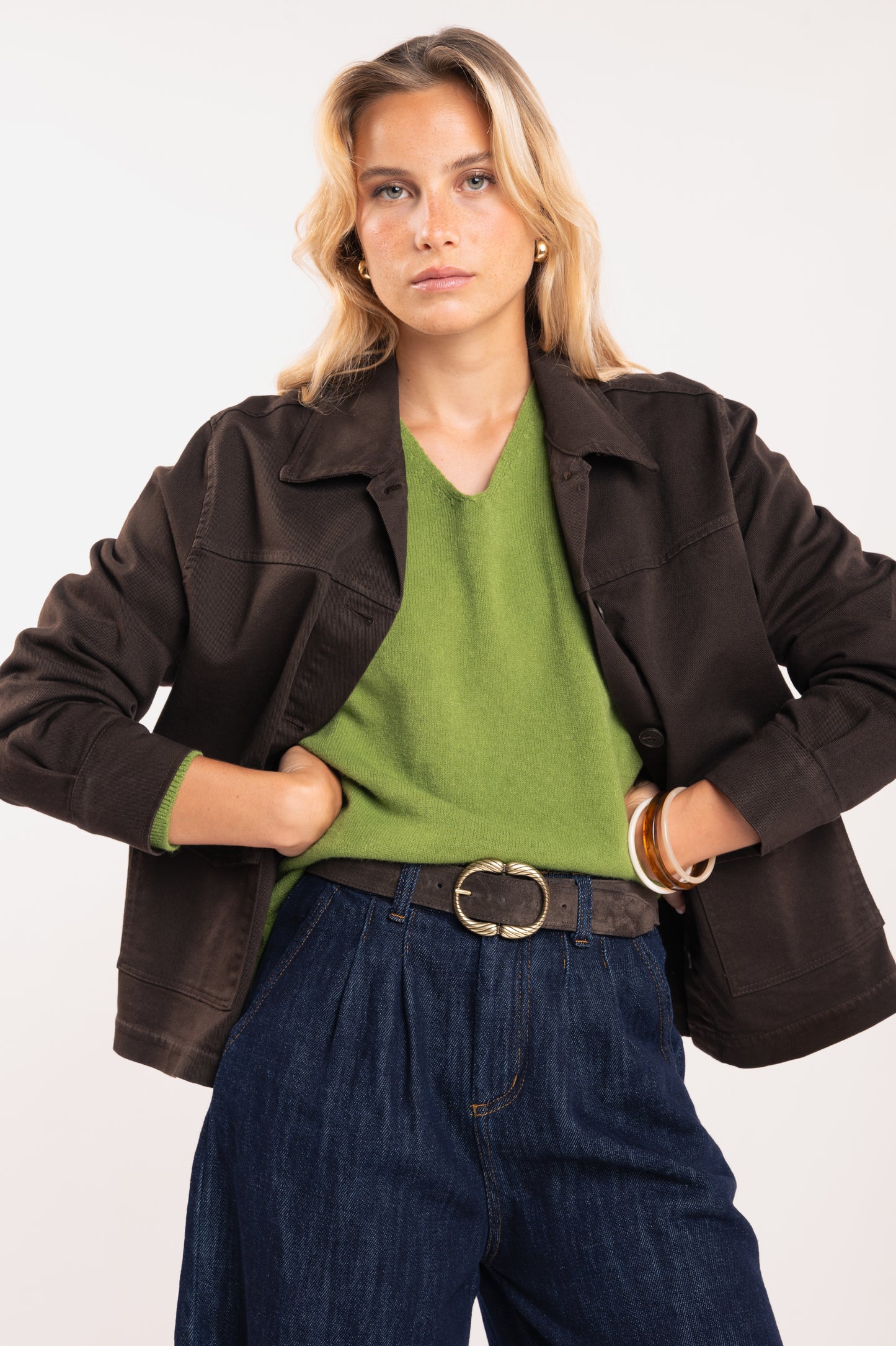 Veste bouton marron, pull ample col v vert et ceinture daim boucle fantaisie marron 