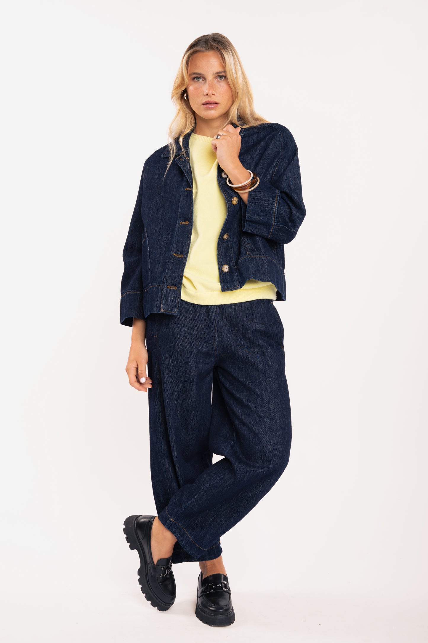 Veste en jean brut, pull ample jaune et pantalon barrel en denim brut 