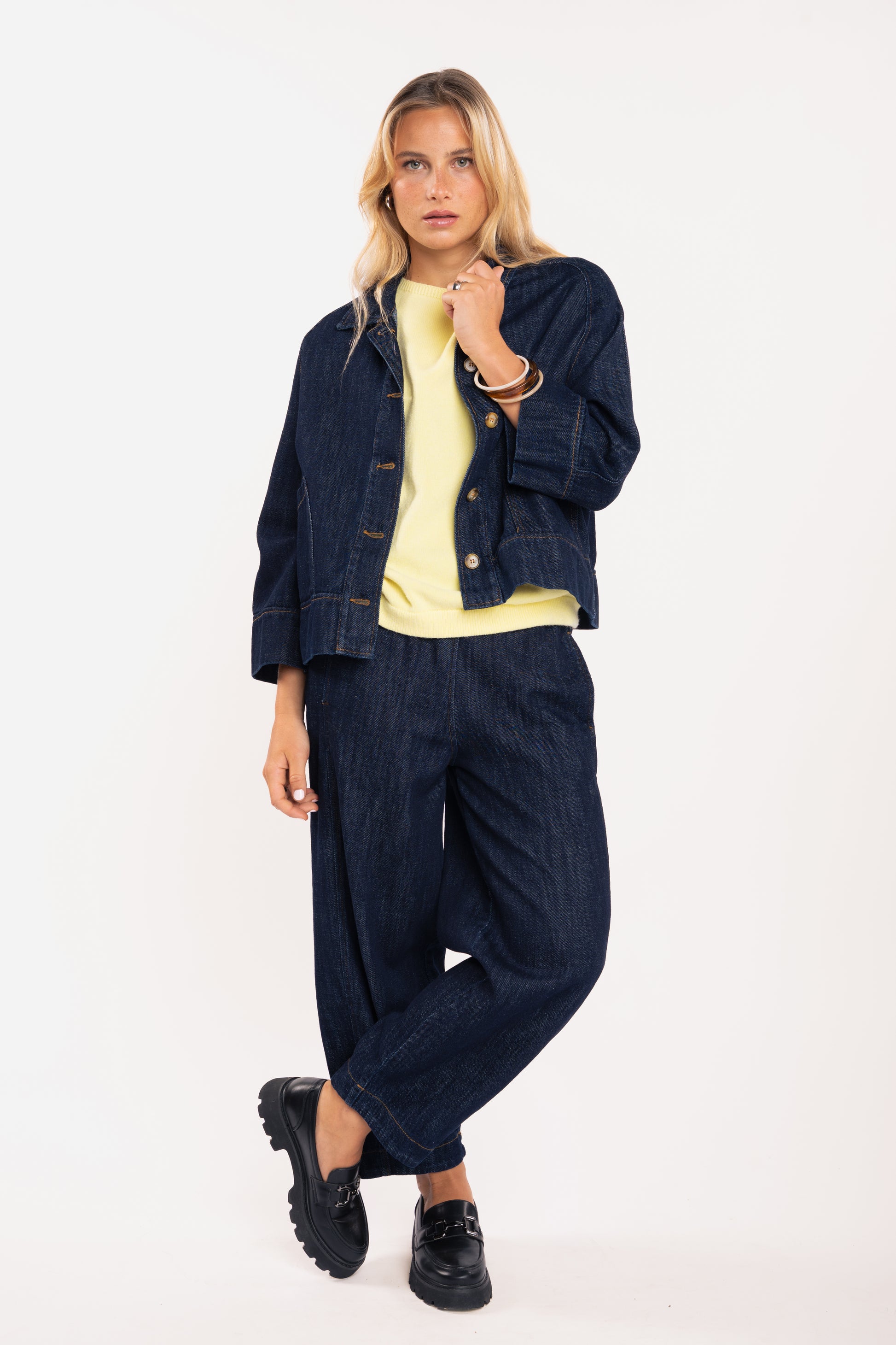 Veste en jean brut, pull ample jaune et pantalon barrel en denim brut 