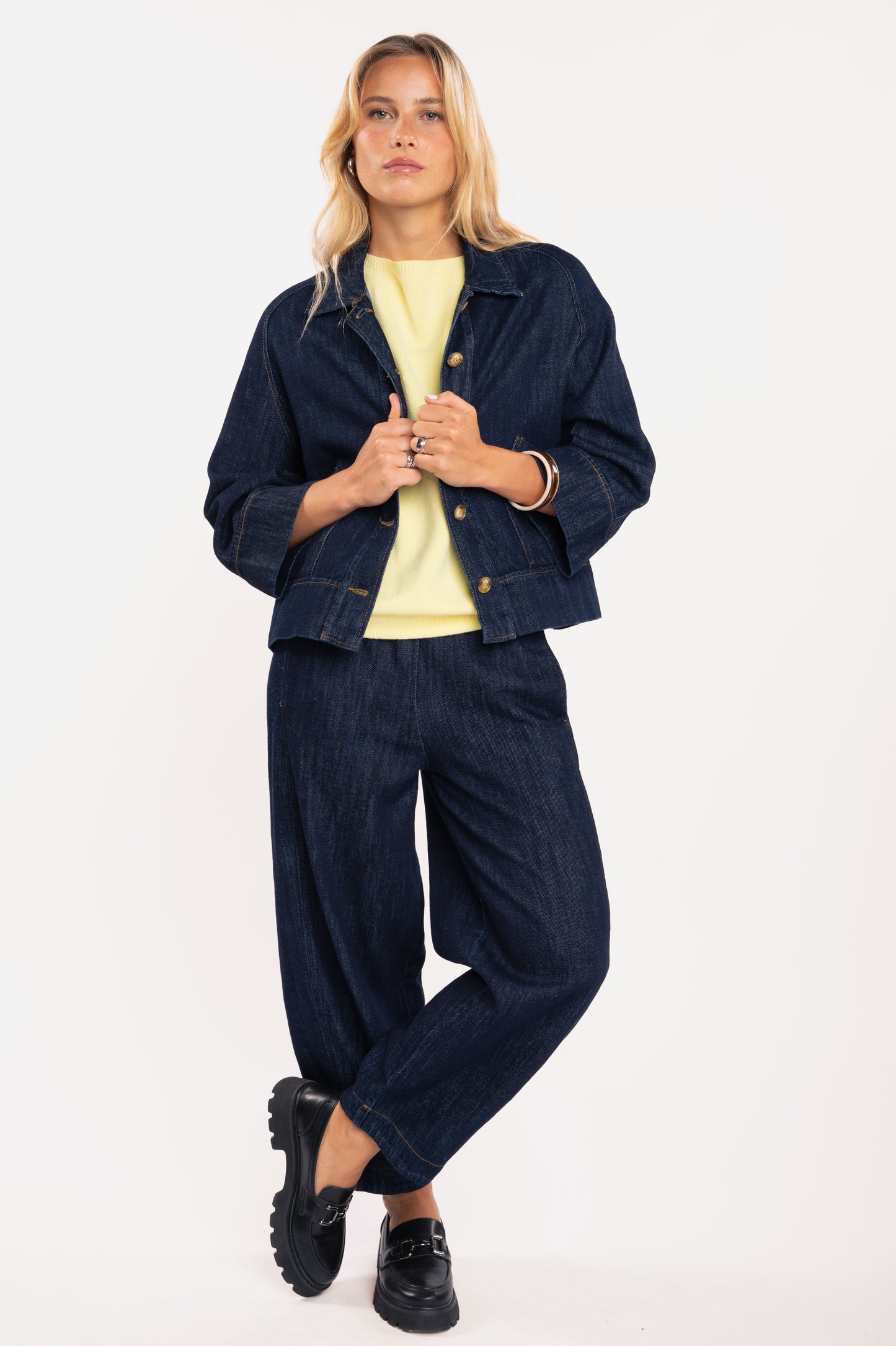 Veste en jean brut, pull ample jaune et pantalon barrel en denim brut 