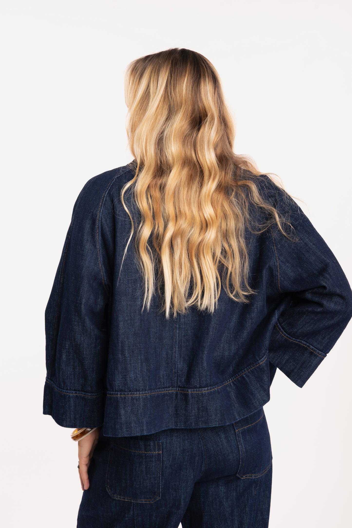 Veste en jean brut de dos