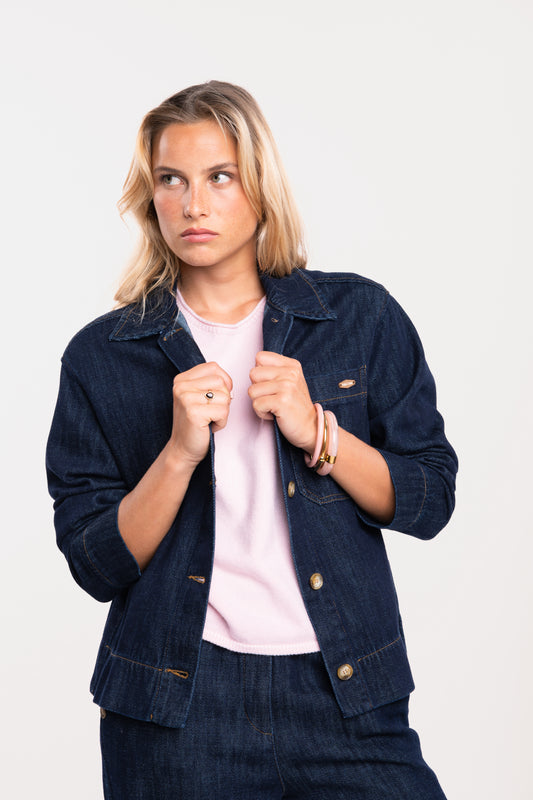 Une veste en jean oversize brut, un pull à manches courtes rose