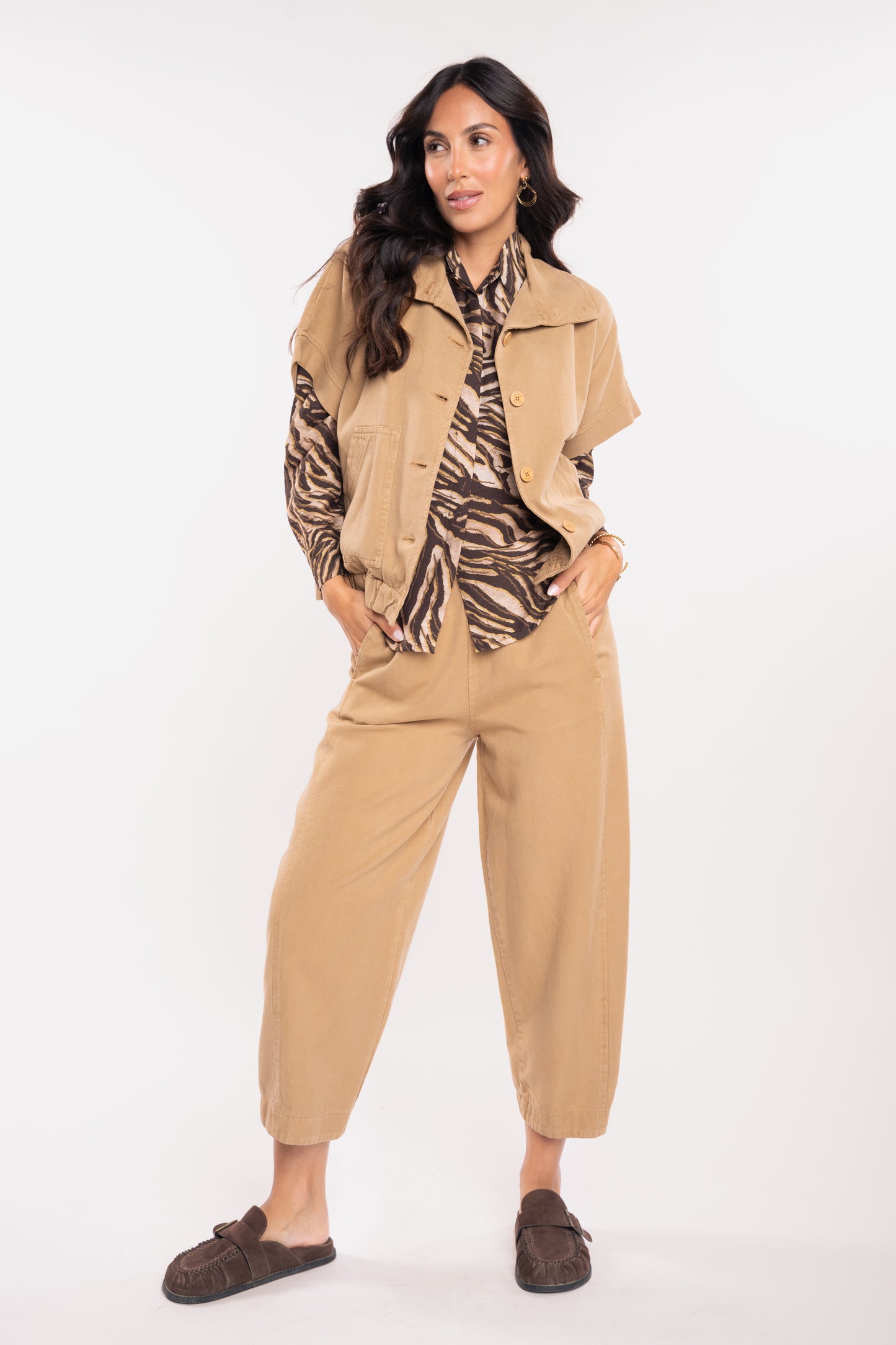 Veste sans manche camel, chemise imprimée zèbre marron et pantalon barrel camel 