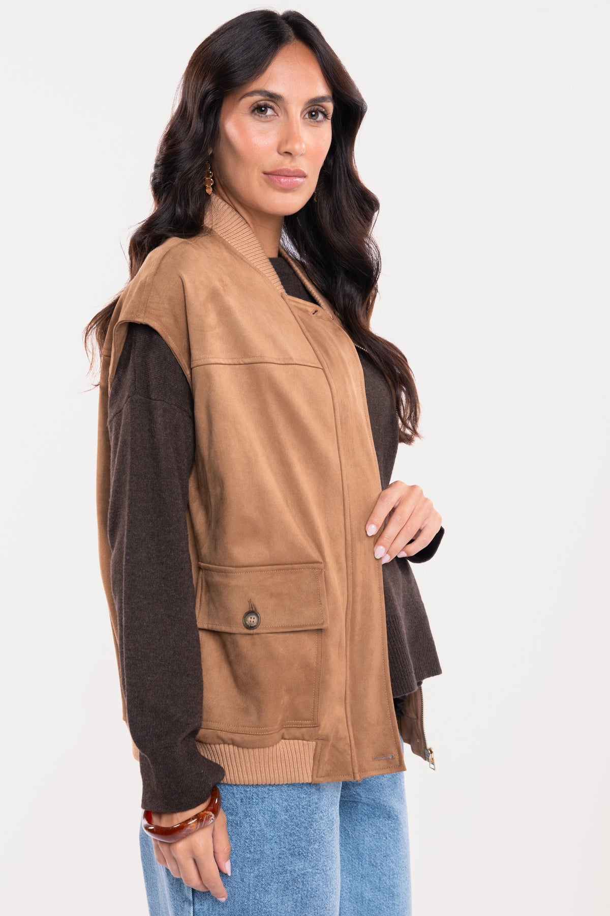Veste sans manches suédine camel avec un pull oversize marron, un jean barrel délavé clair 