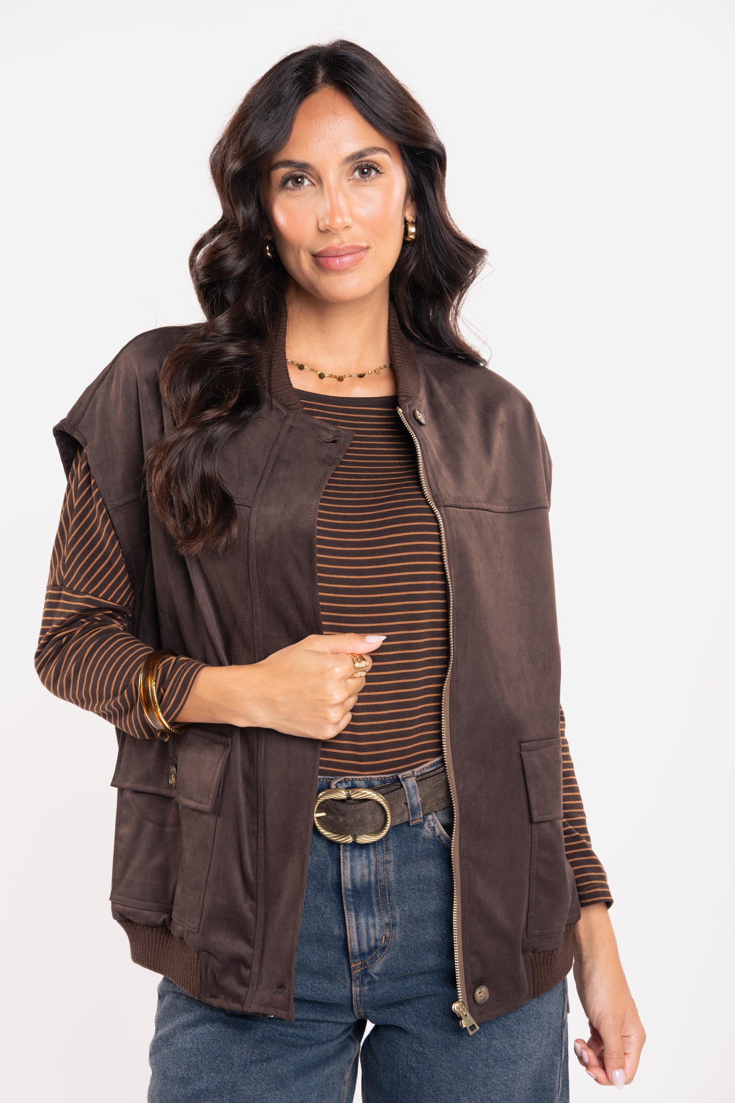 Veste sans manche suédine marron, top col bateau rayé marron et ceinture daim marron 