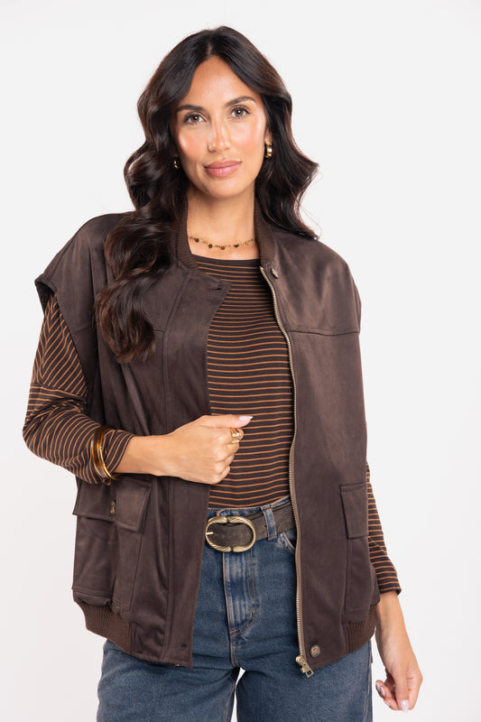 Veste sans manche suédine marron, top col bateau rayé marron et ceinture daim marron 