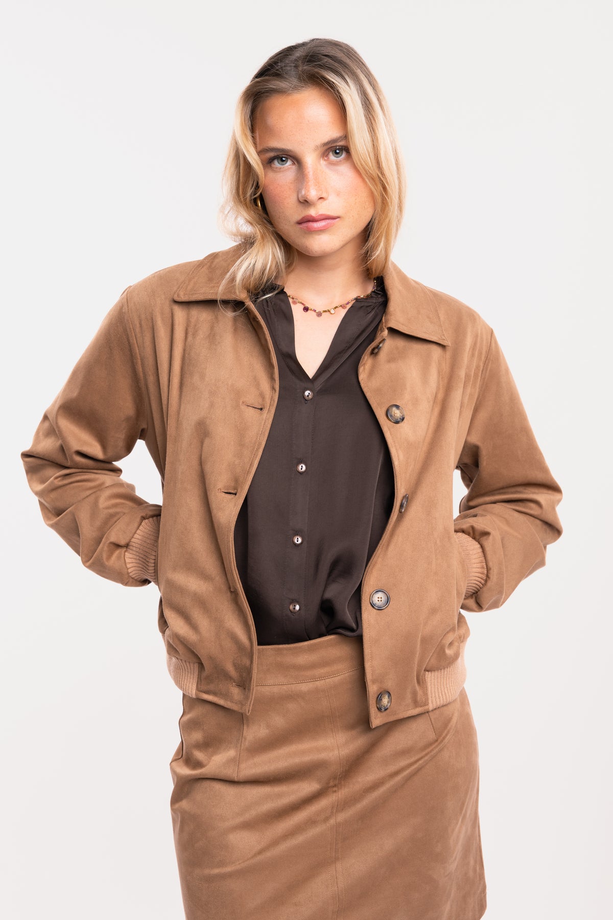 Veste suédine camel avec une chemise satinée marron, jupe courte en suédine 