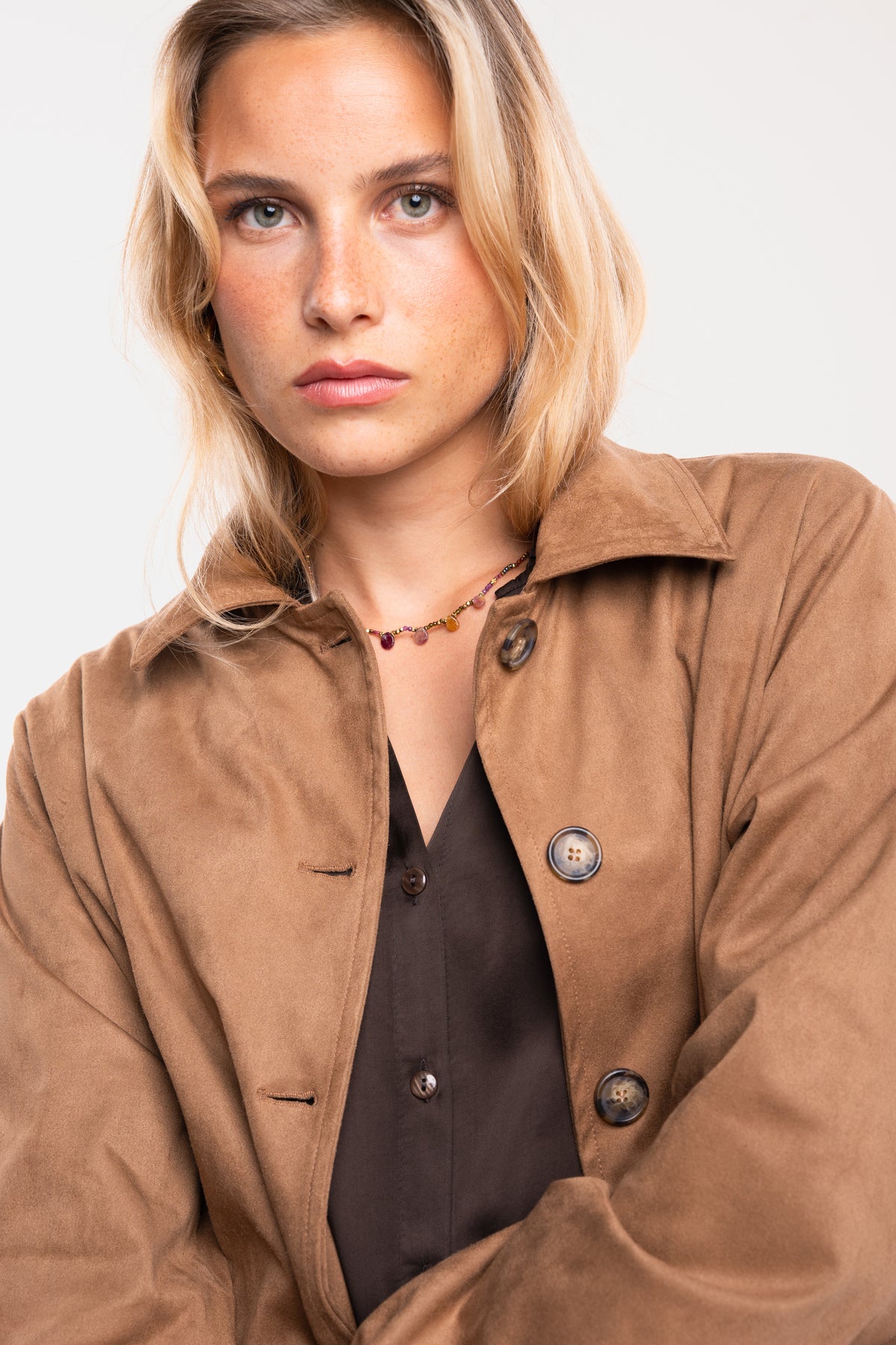 Veste suédine camel avec une chemise satinée marron