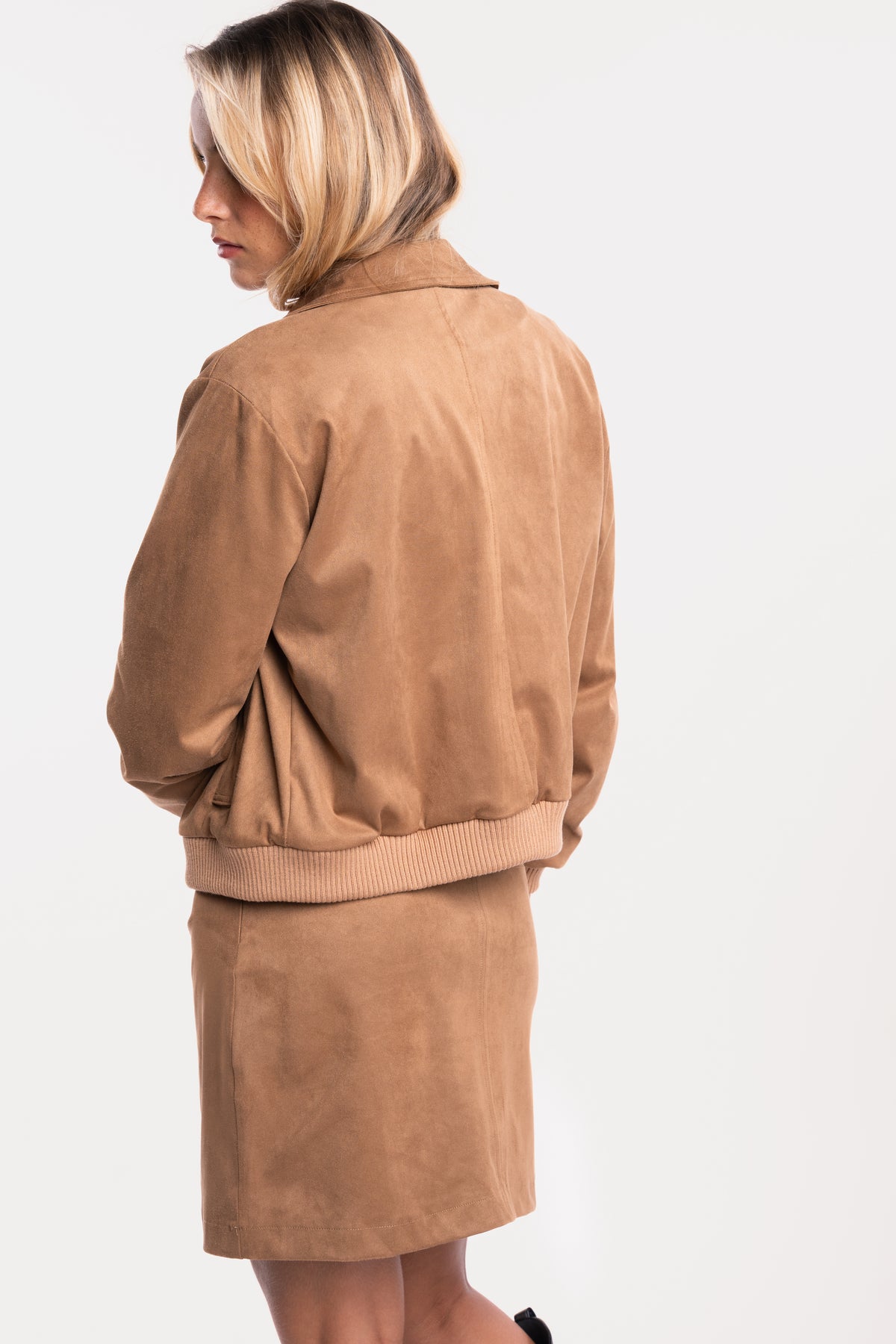 Veste suédine camel avec une jupe courte en suédine de dos