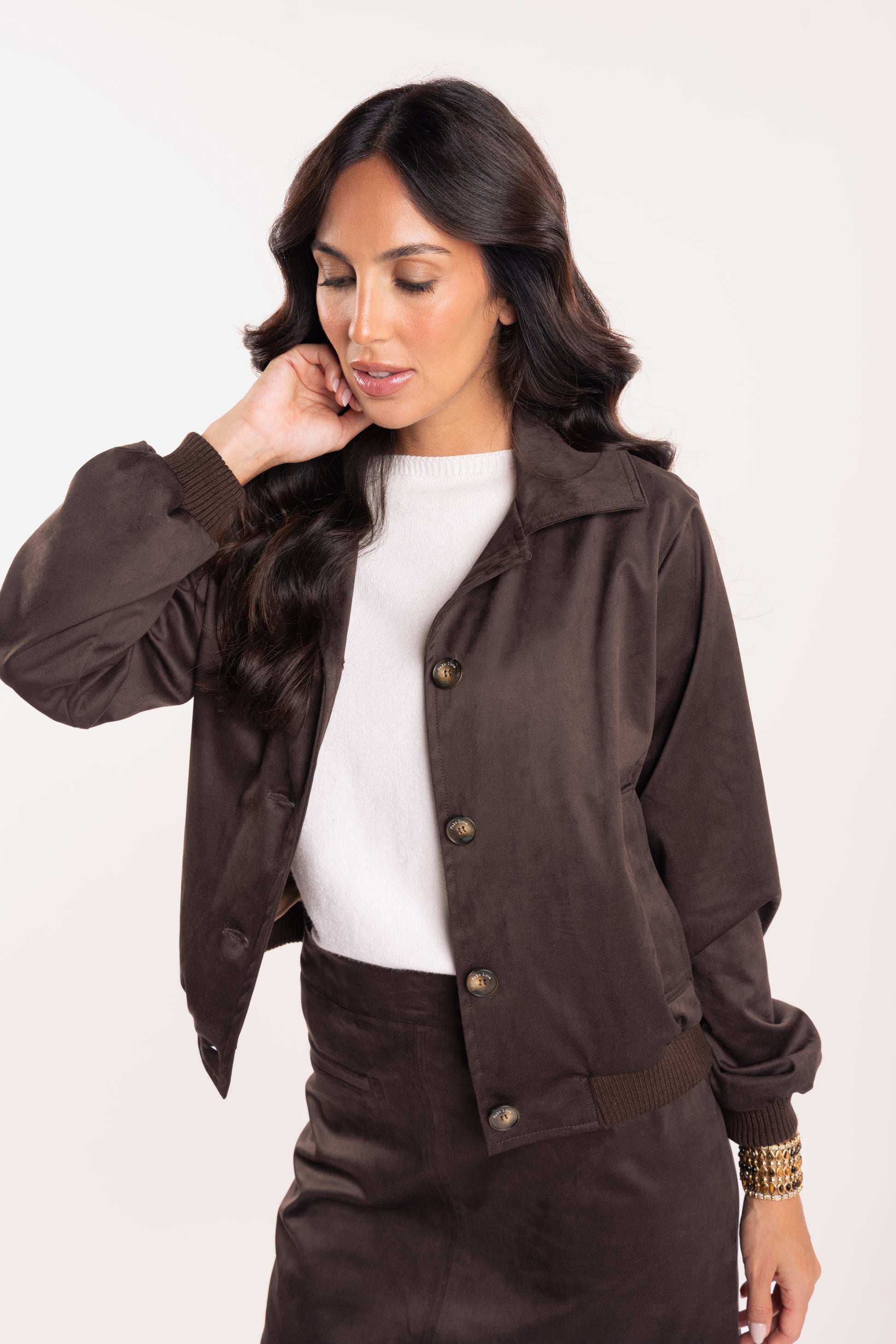 Veste suédine marron et pull ample écru 