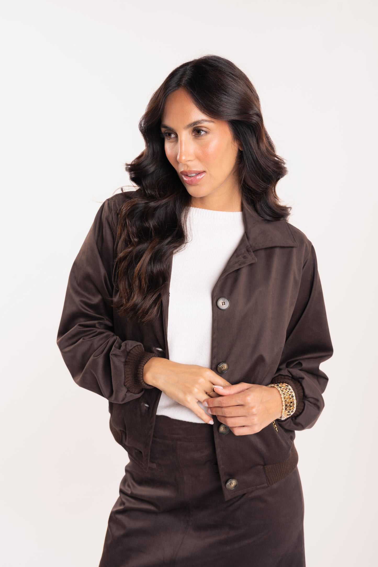 Veste suédine marron et pull ample écru 