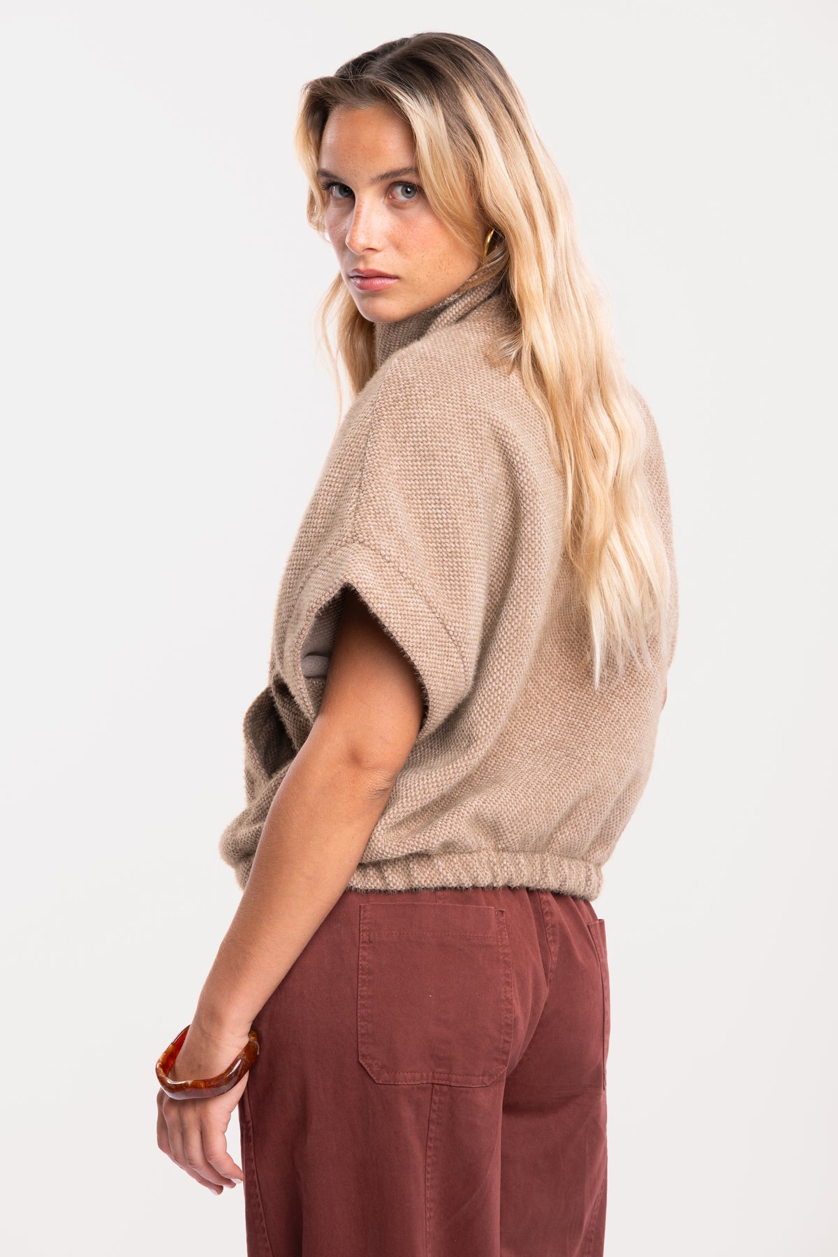Veste zippée camel avec pantalon barrel acajou de dos