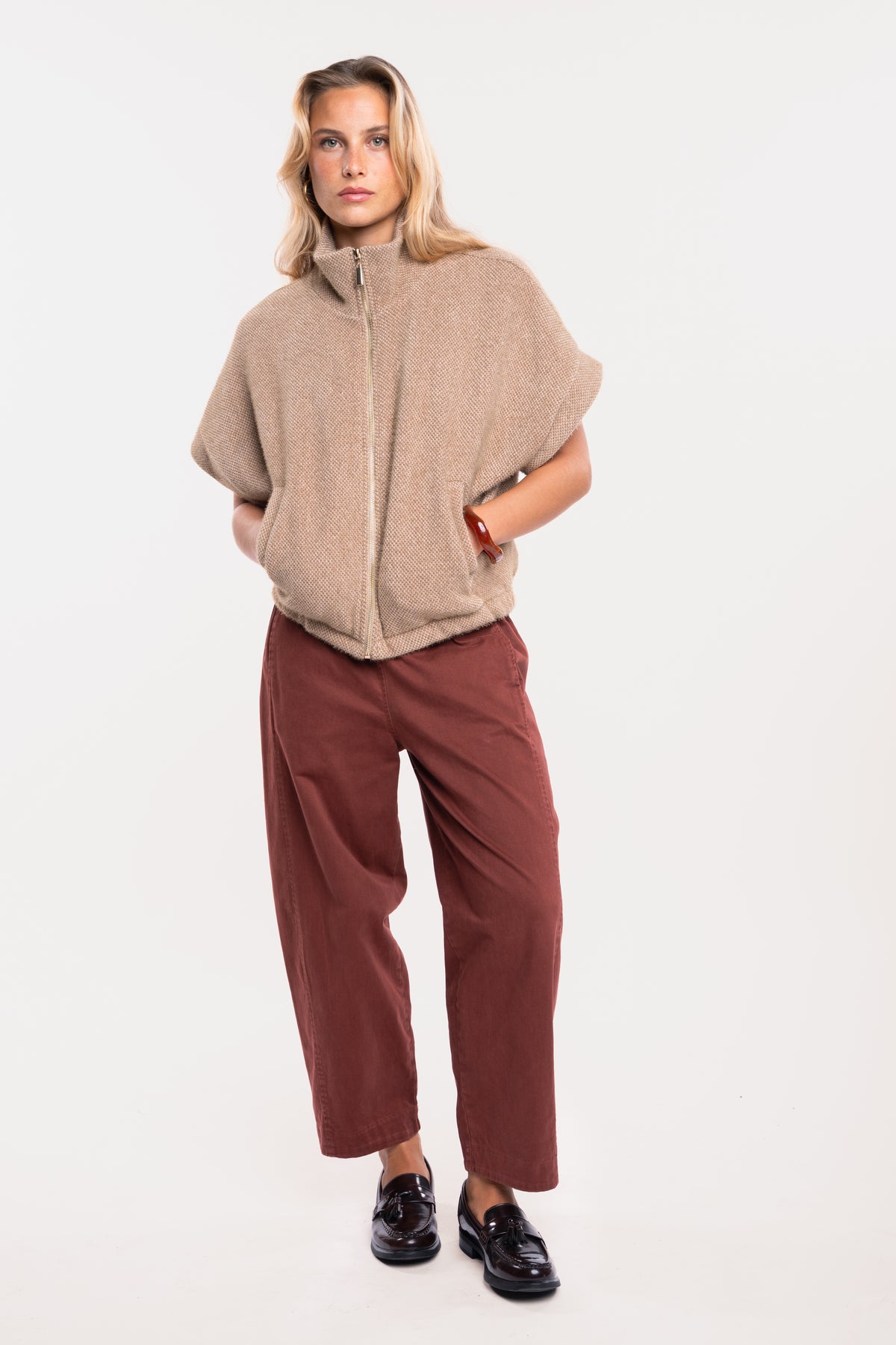 Veste zippée camel avec pantalon barrel acajou et paire de mocassins