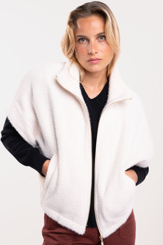 Veste zippée écru avec pull ample col v noir et un pantalon 7/8ème acajou 