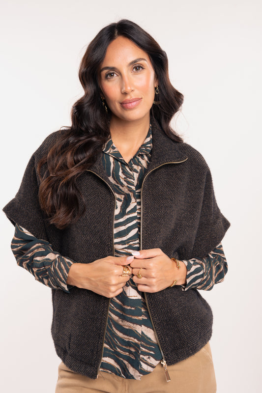 Veste zippée marron avec chemise imprimée zèbre verte et pantalon camel 