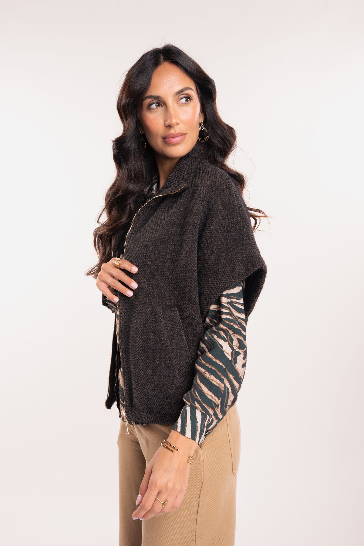 Veste zippée marron avec chemise imprimée zèbre verte et pantalon évasé camel