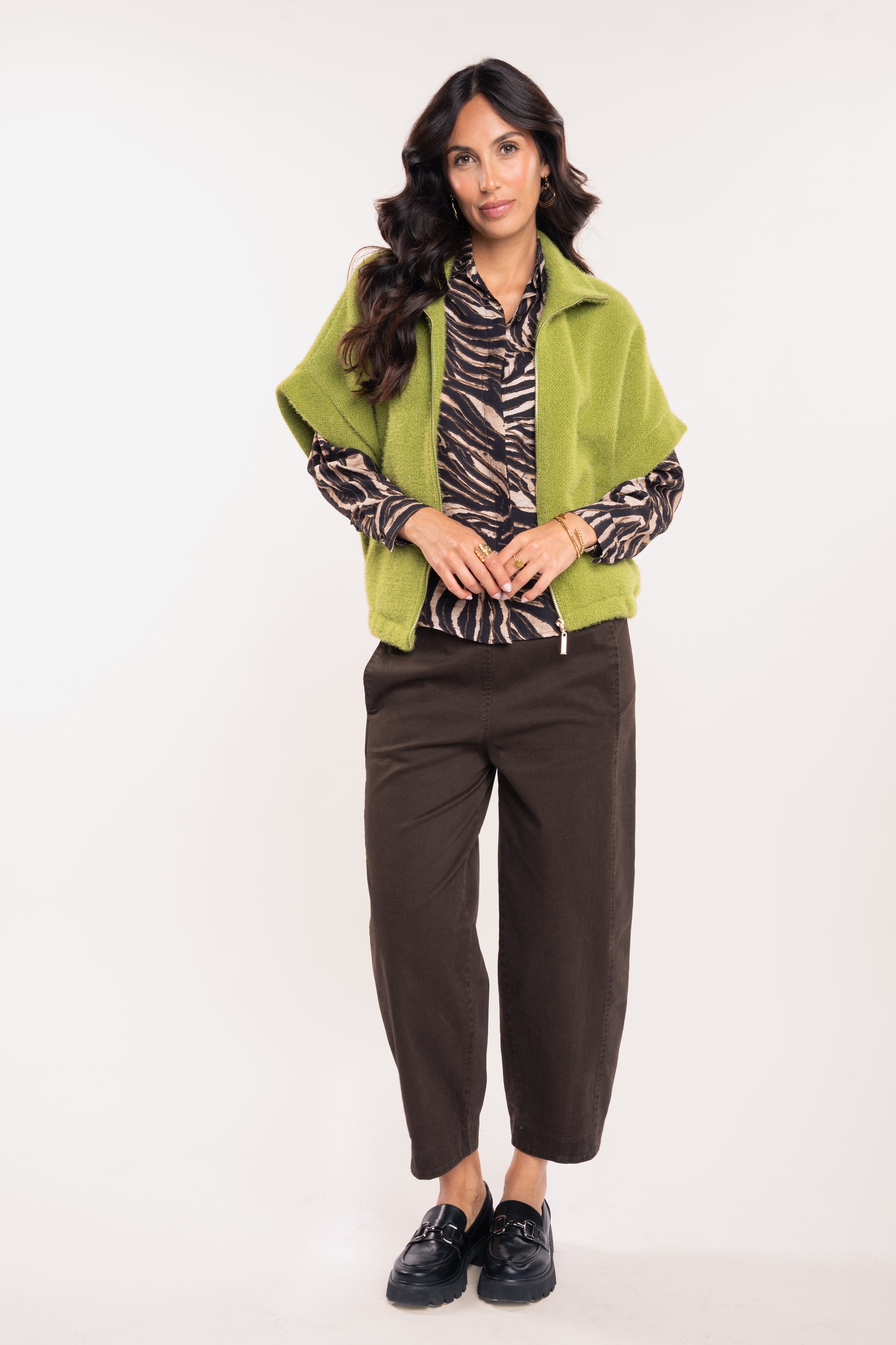 Veste zippée vert olive, chemise imprimée  zèbre noire et pantalon barrel marron