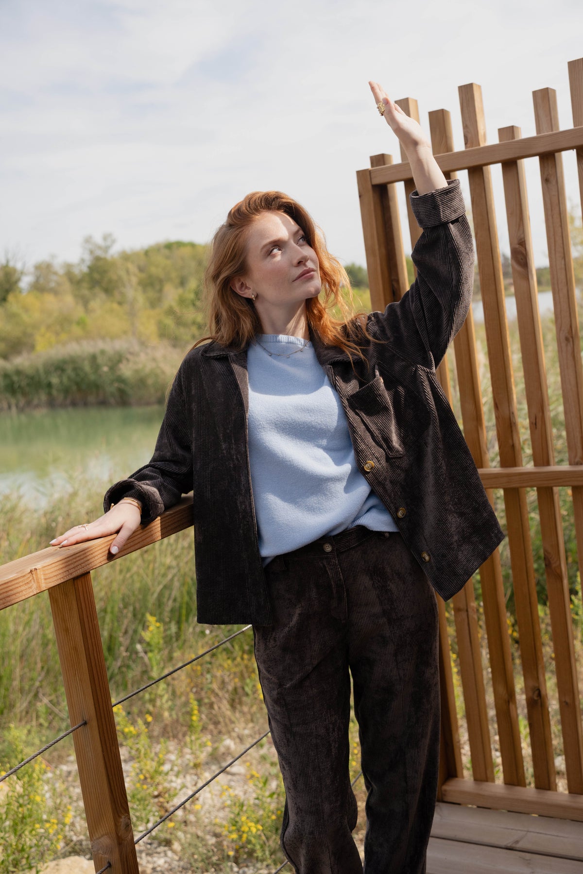 Veste oversize marron, pull bleu ciel, pantalon long velours marron 