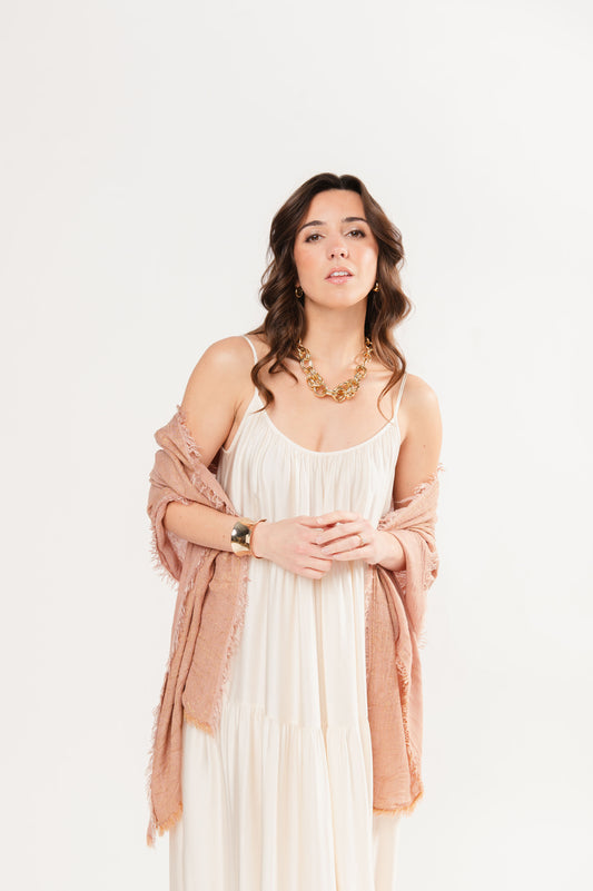 Chèche pailleté rose et robe longue à volants écrue