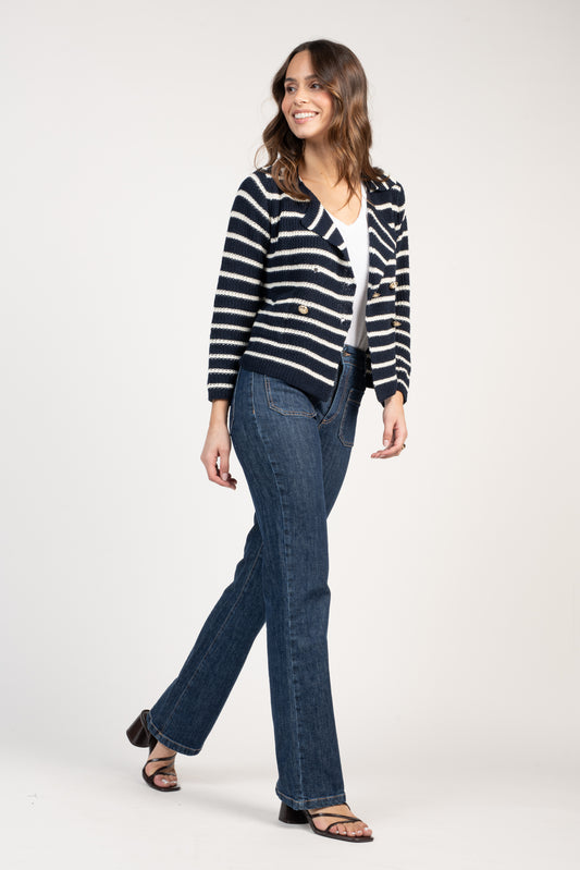 Jean flare foncé, veste marinière et t-shirt coton modal